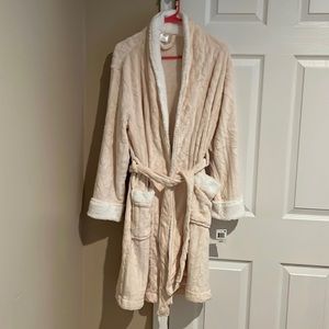 Cable Knit Robe one size but runs big 2 pockets and tie so so soft